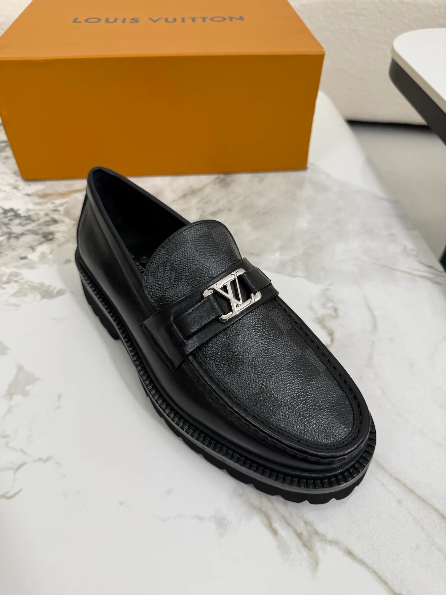 [L Family] Top P: 800💰 ▪️Size: 39-44 (38.45 custom-made) The top male god leather shoes Lv series are sold at the same time with original factory configuration, original cowhide fabric imported from Italy, soft and comfortable, imported water-dyed cow lining, soles: original ultra-light French foam outsole super comfortable, original factory with single goods 🔍🔍high quality, can be entered and exited at will, welcome to compare and synchronize.